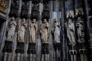 statues